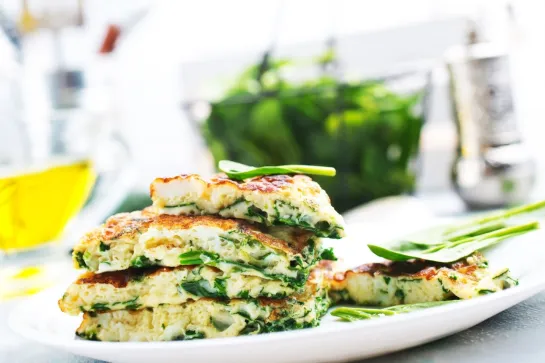 Omelett mit Spinat mit Kürbis-Käse-Brot