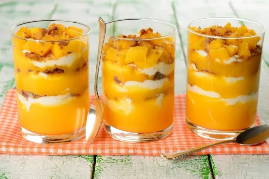 Tropisches Dessert mit Joghurt und Eis