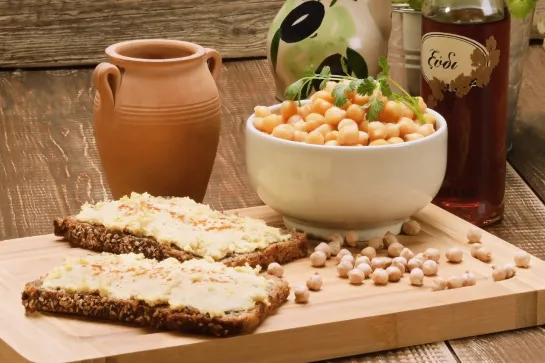 Crispbread with homemade chickpea paste, cotto ham and vegetables