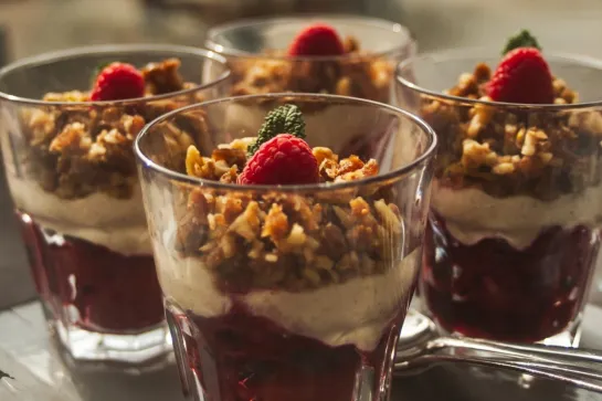 Schichtdessert mit einem Hauch Himbeeren