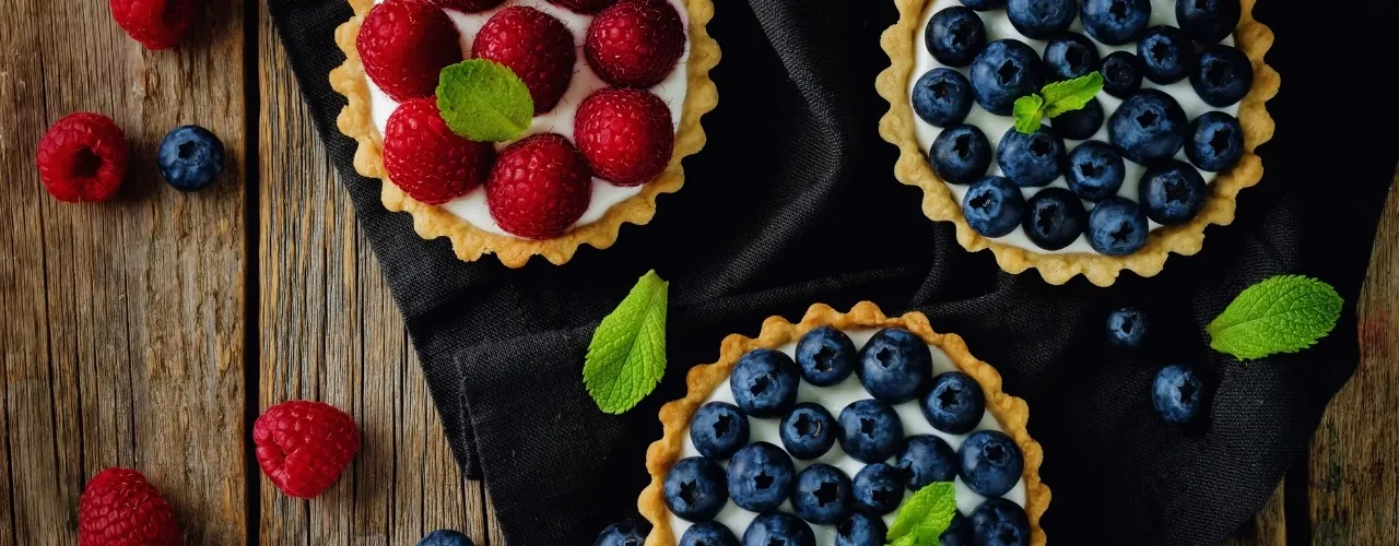 Chocolate tartlets with mascarpone cream and raspberries