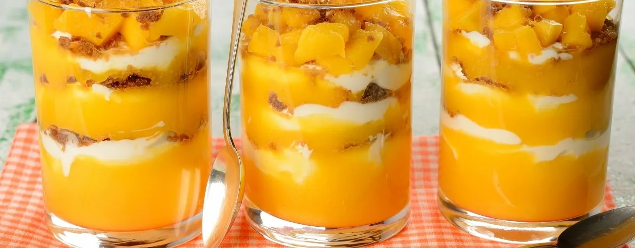 Tropisches Dessert mit Joghurt und Eis