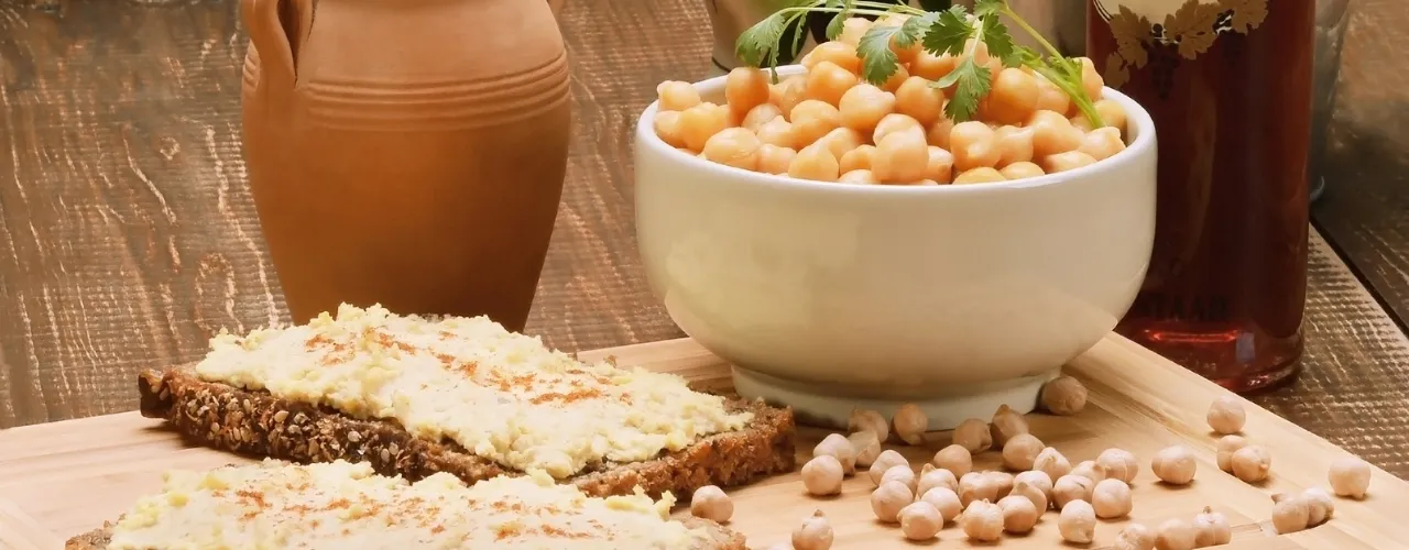 Crispbread with homemade chickpea paste, cotto ham and vegetables