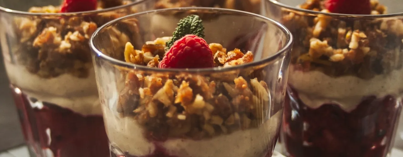 Schichtdessert mit einem Hauch Himbeeren