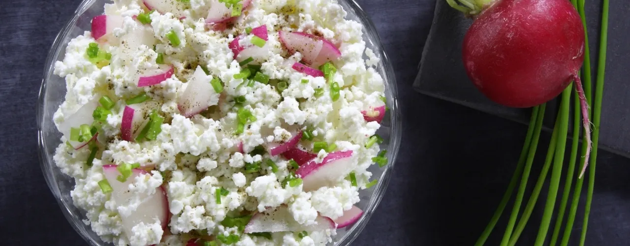 Cottage cheese paste on an onion base